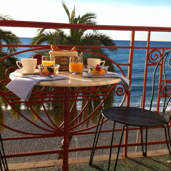 Blue Riviera: a splendid beachfront 1-bedroom apt w/stunning view