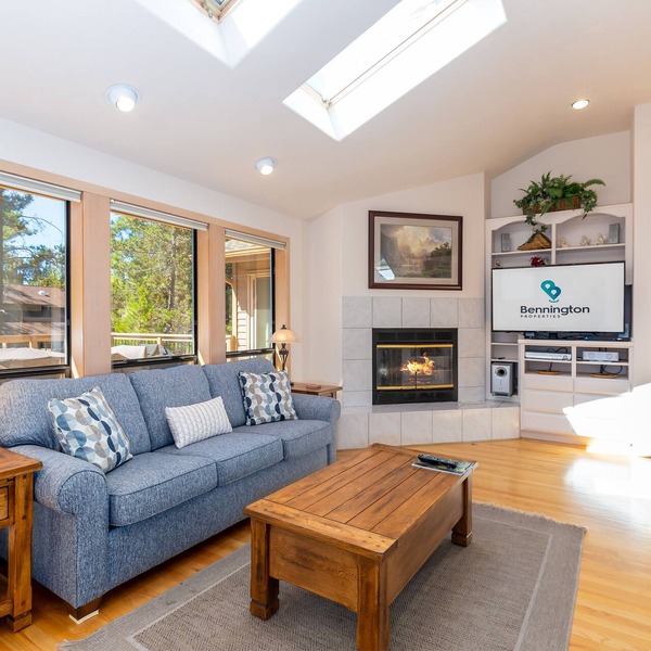 BLUE05 - Spacious Home, Close to the Deschutes River, Hot Tub, 2 Ensuites