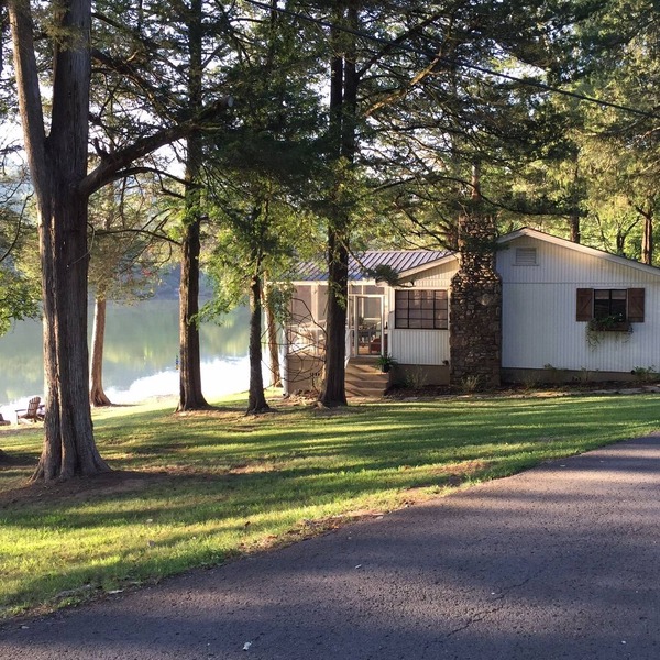 Bluebird Rest - Peaceful Lake Retreat