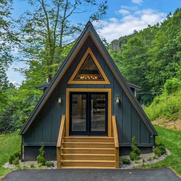 Blueridge Mountain A Frame with XL Hot Tub and mountain views