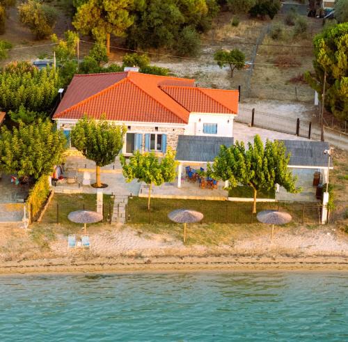 Bluevera sandy beachfront villa-Aidipsos bay