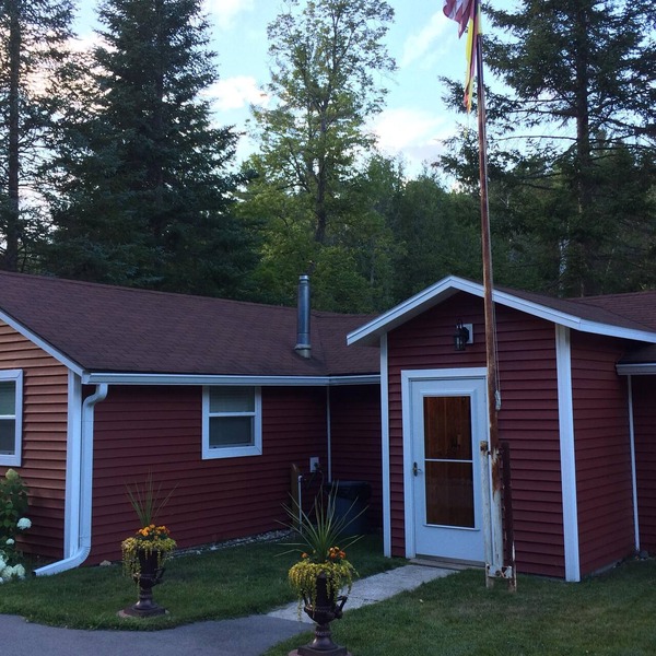 Boardman River Cottage, 2 bedroom 1 Bath steps away from the banks of the river