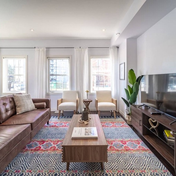 ✦Boho-Chic Home: 4 BR + ❤ of City + Patio & BBQ