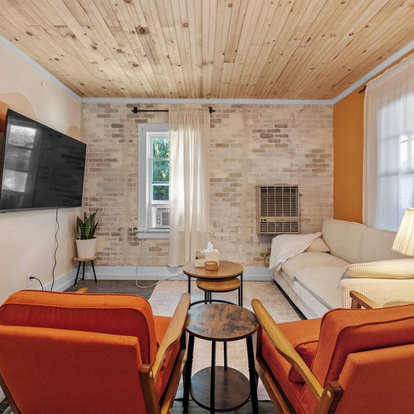 Boho Chic Retreat - King & Queen Bed - Near Lake & Downtown