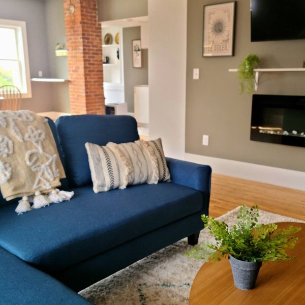 BoHo on Main /Stylish in the Heartland, 1 bedroom King in Downtown