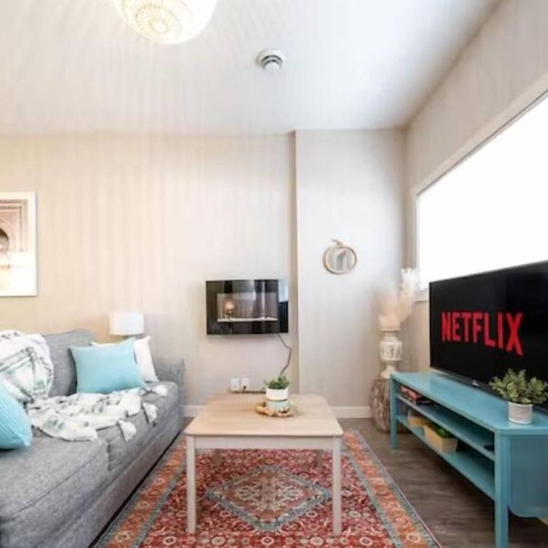 Boho Suite - Long Stays - King Bed - Fireplace & WiFi