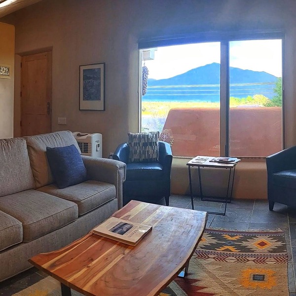 BOOK Now! Mountain Views, Spacious, Private, Close to Hiking, Dining & Shopping!