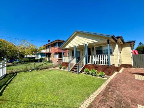 Book, Wine & Sinker - Home in Patonga Beach - Pet Friendly, 4 Bedrooms