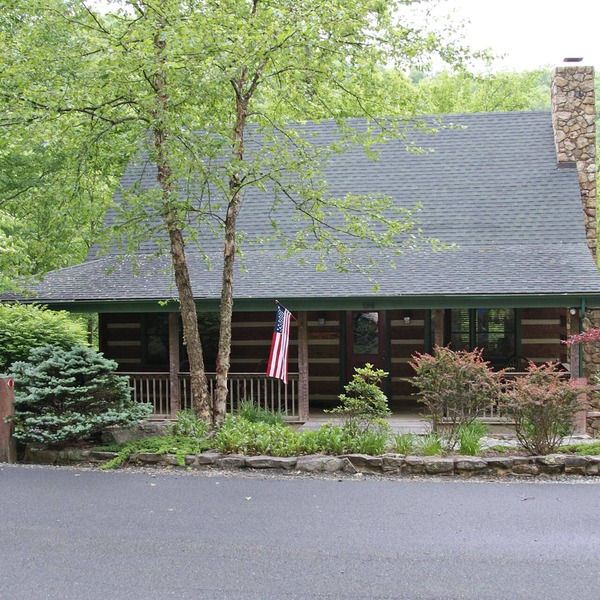Book your Summer getaway now! Firepit. Pond view.