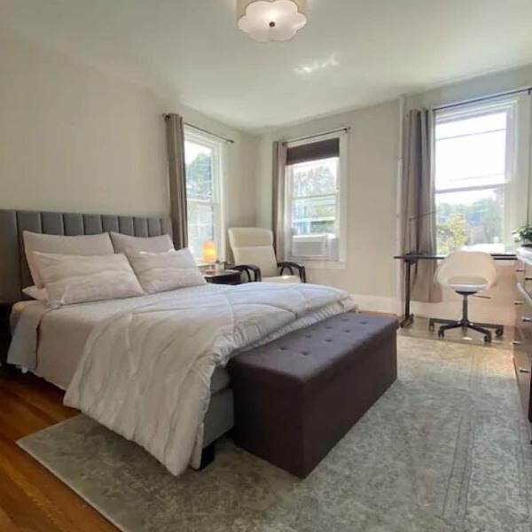 Boston 2bd King Bed near Harvard, MIT, subway near Boston. On-site free Parking