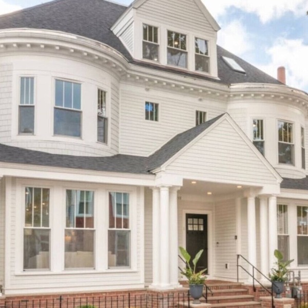 Boston-Harvard Mansion Sleeps 14 w/Spacious Game Room and Spa Bath
