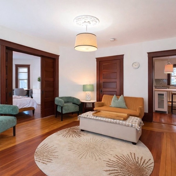 Boutique Porter Square home/1 stop from Harvard