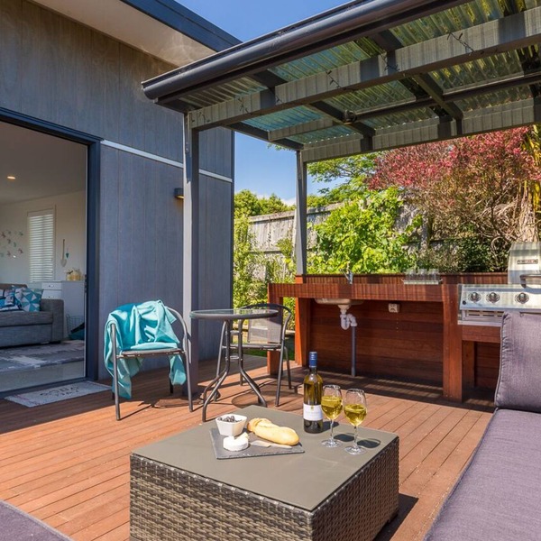 Boutique unit with private deck and outdoor kitchen near shops and social hub