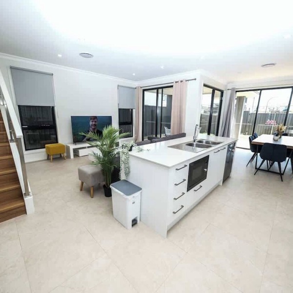 Brand new 5 bedroom house close to Rouse hill