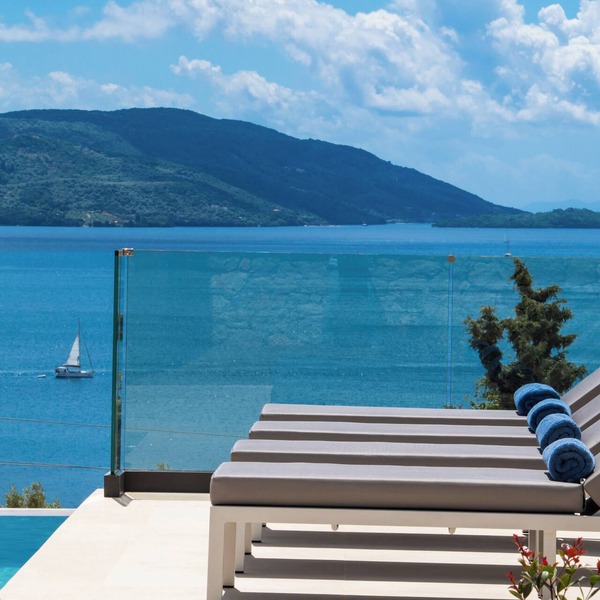 Brand new Spacious 6 bedroom villa with stunning view, close to beach.