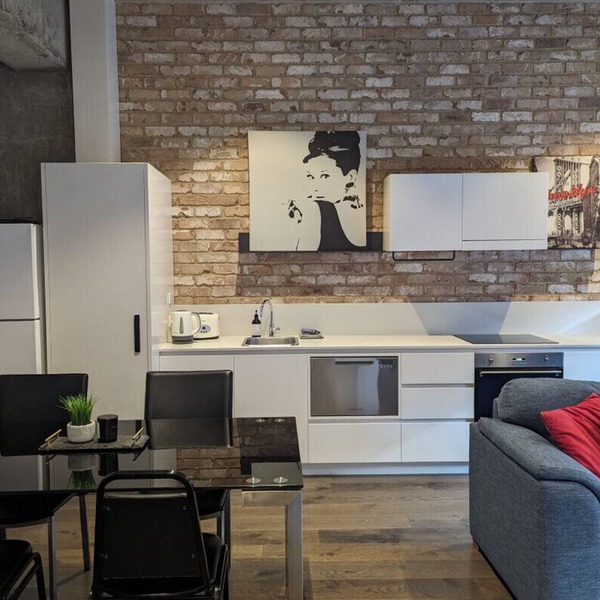 Brand New Spacious Woden Apartment - KingBed&WiFi