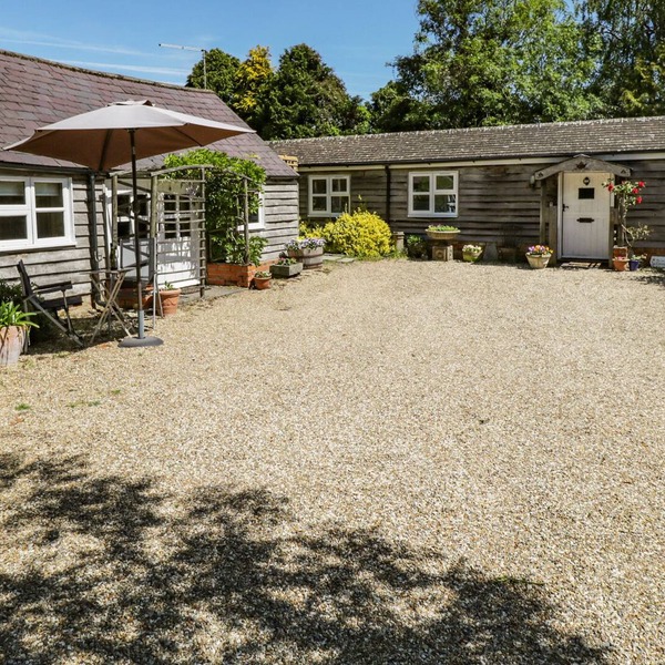 BREACH COTTAGE, pet friendly, character holiday cottage in Urchfont