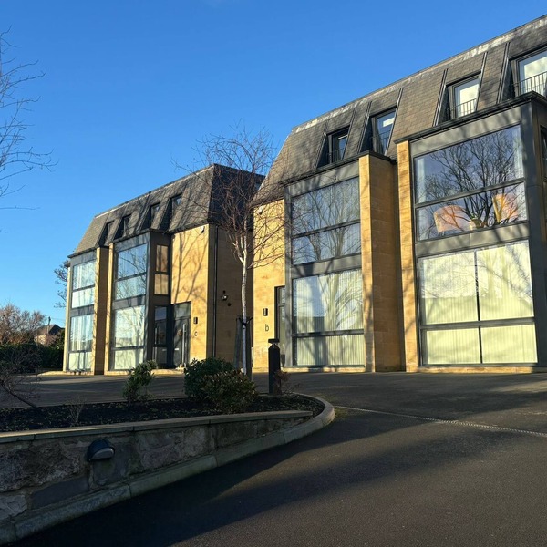 Breathtaking 4 bedroom townhouse In central Murrayfield location, free parking