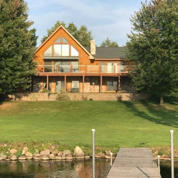 Breathtaking Lakeside Log Cabin with Spacious Patio/Deck feat. Gorgeous Views