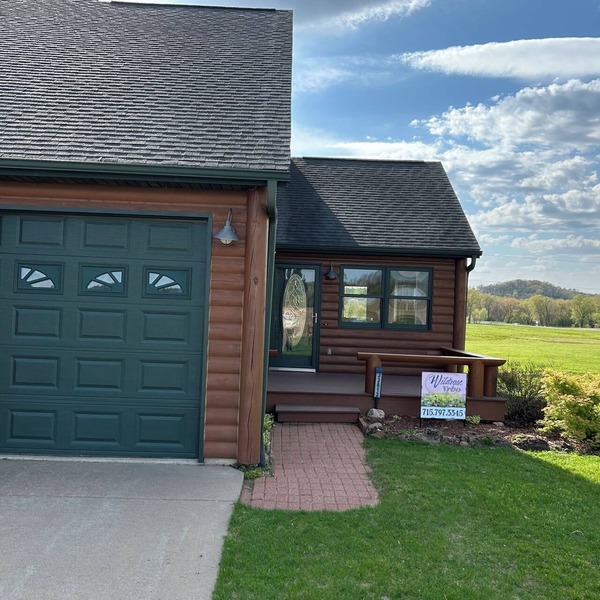 Breathtaking log cabin with stunning views. WILDROSE welcomes you! Hot tub ROCKS
