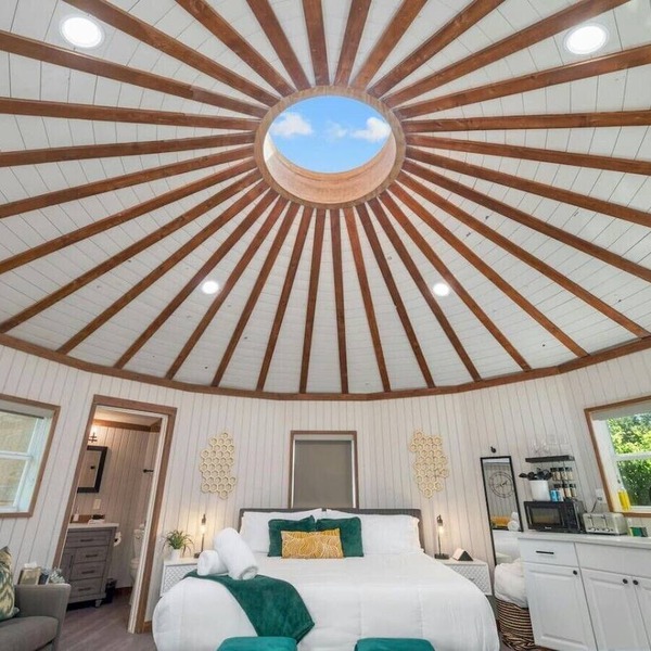 Breathtaking Treehouse Yurt! King Bed and Spa!
