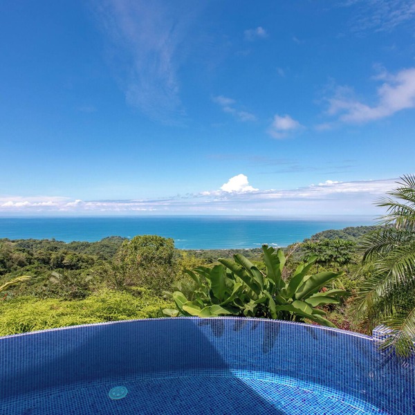 Breathtaking views on the pacific ocean - inifnity edge pool
