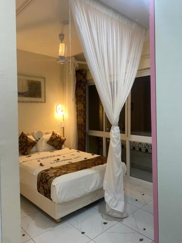 Breezebay Pool hotel
