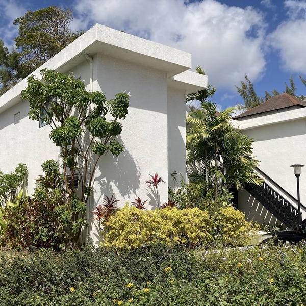 Breezy first floor, recently renovated condo on Rockley golf course