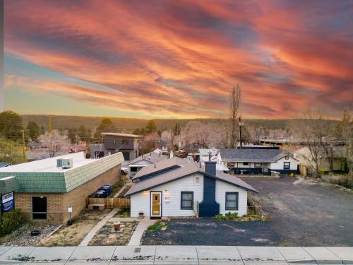 Brews, Pines, & Peaks - Your downtown Flagstaff stay awaits