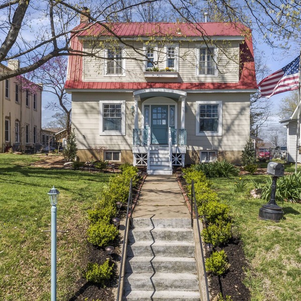 “Brickyard”-Recently Remodeled Dutch Colonial Revival in Downtown Cape Girardeau