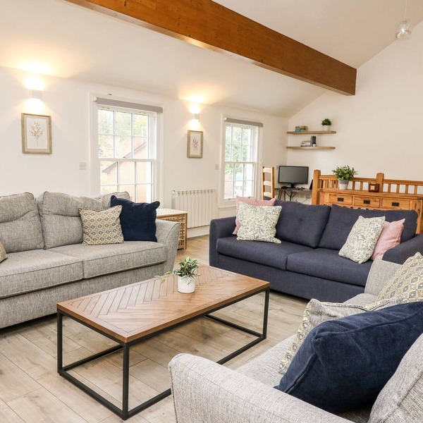 BRIDGEND COTTAGES, character holiday cottage in Llandrindod Wells