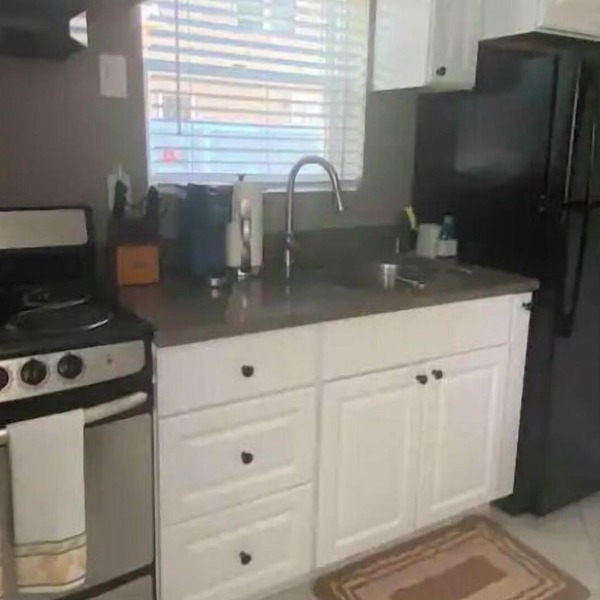 Bright 1-Bdrm Studio Apt on Quiet Tree-Lined St.