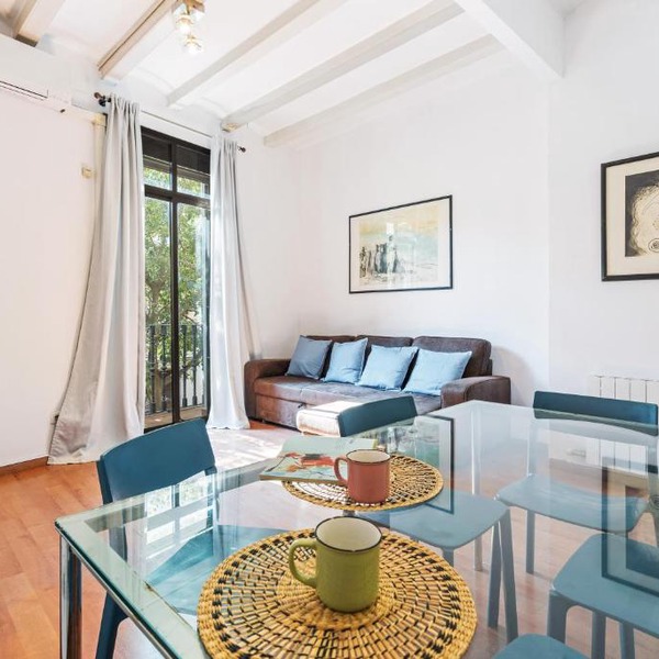 Bright 2BR in Clot Desk Fiber Wi-Fi