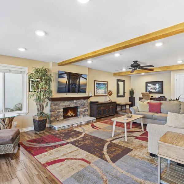 Bright 3BR Beach Condo- Walk to Beach, Wedding Venues and Restaurants! AC!