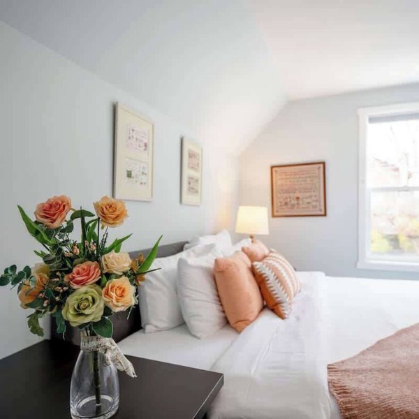 Bright & Airy 4b3b Upper unit @ Capital Hill