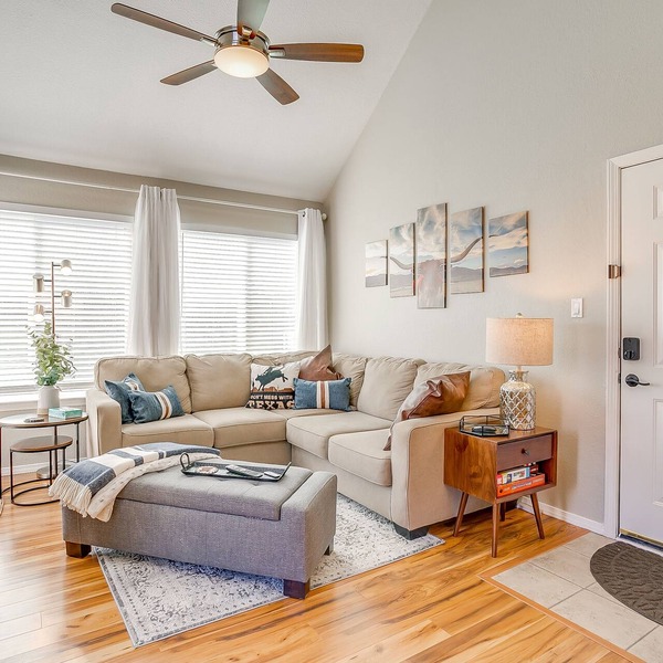 Bright and beautifully updated loft condo-GREAT Amenities-30 night min!