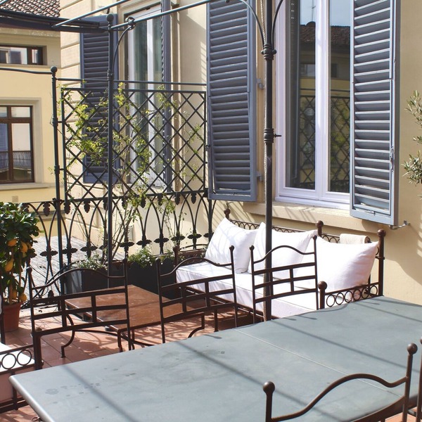 Bright and elegant flat with terrace by the river