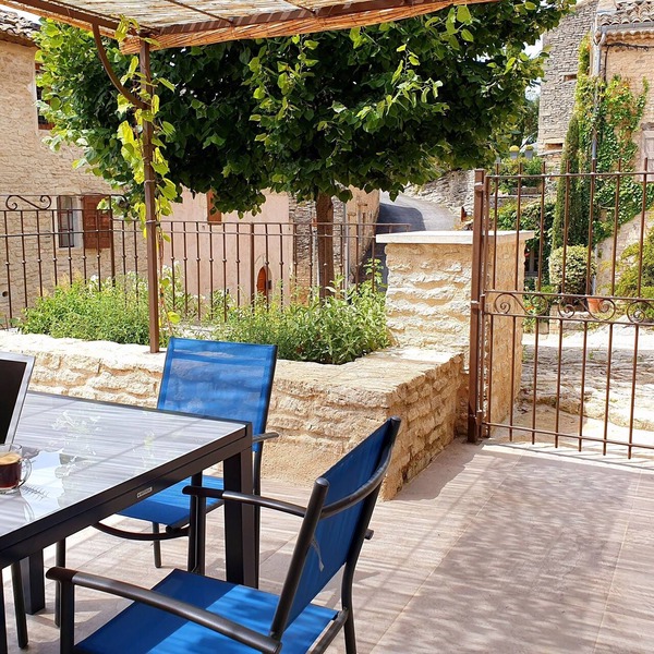 Bright and functional village house in the Luberon, in Goult