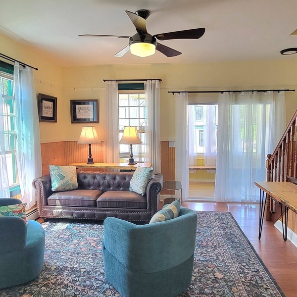 Bright and modern apartment in town. Close to it all!