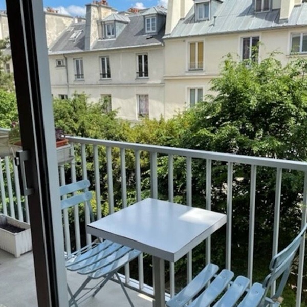 Bright and Quiet Large Studio Bouchardon Street