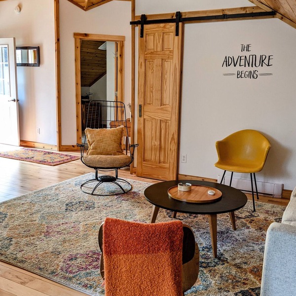 Bright and spacious, modern carriage house apartment. WiFi. 2 miles from town.