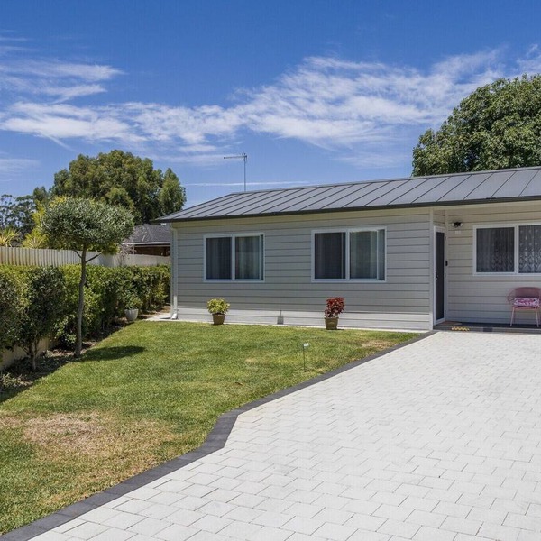 Bright and Spacious 2-Bed Thornlie Family Home