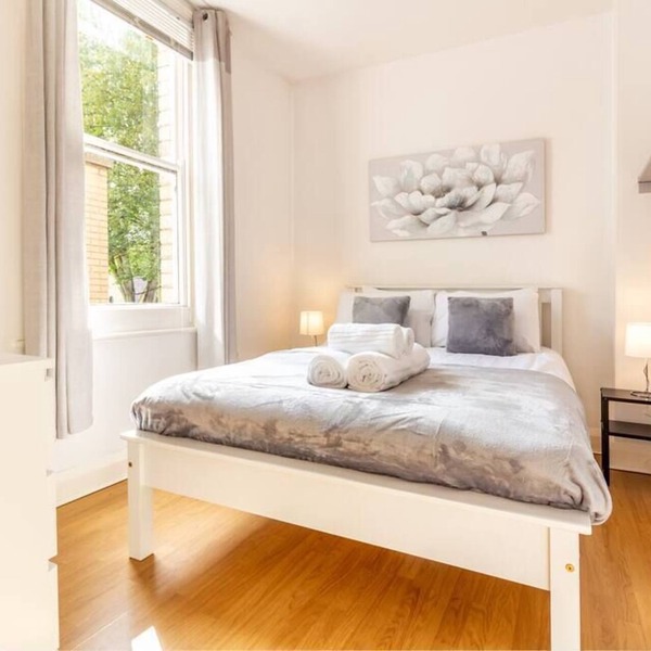 Bright and Spacious 2 Bedroom - Malvern Apartment