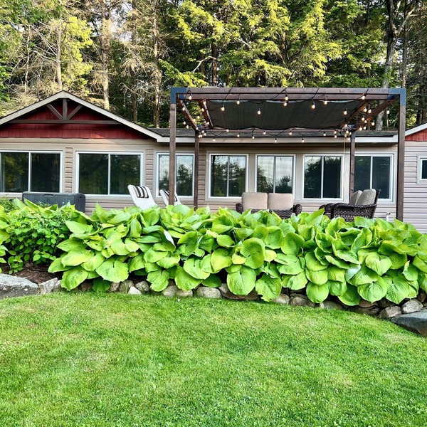 Bright and spacious lakeside cottage with firepit, hot tub and AC on Stoney Lake
