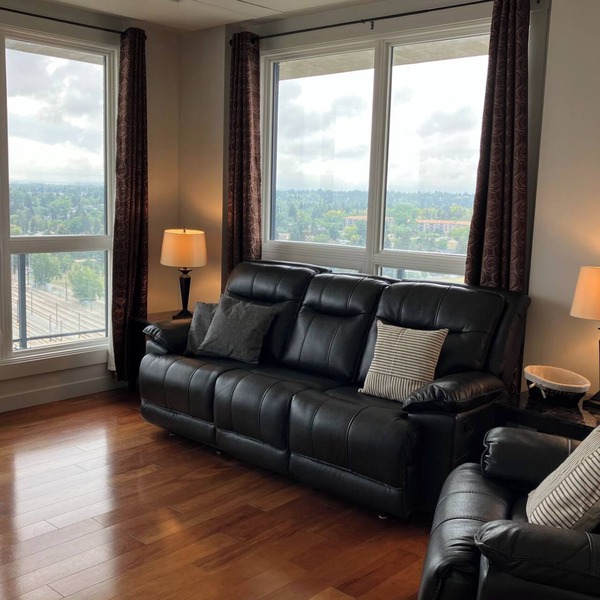 Bright and Spacious Two Bedroom in The Heart of Downtown - High Speed Wi-Fi!