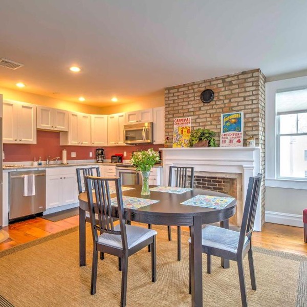 Bright Apartment - 1/2 Mi to Greenport Harbor!