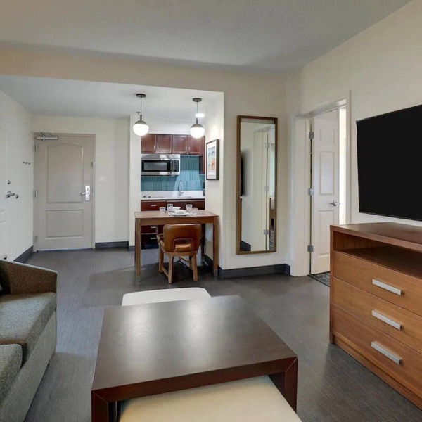 Bright & Awesome Suites w/Parking & Breakfast – 3mi from Charles Pinckney Site