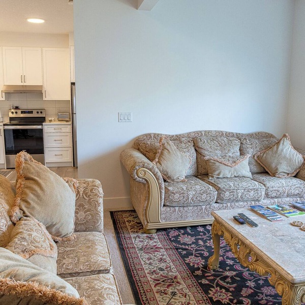 Bright Basement Suite Close to the Mountains
