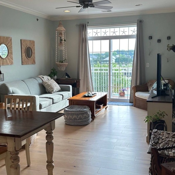 Bright & Beachy Condo- pool, tennis, bike to town! Less than 2mi to the ocean!