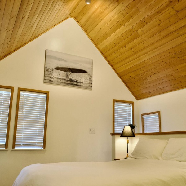 Bright & Beautifully Refreshed Cottage - 2 min from Ocean!